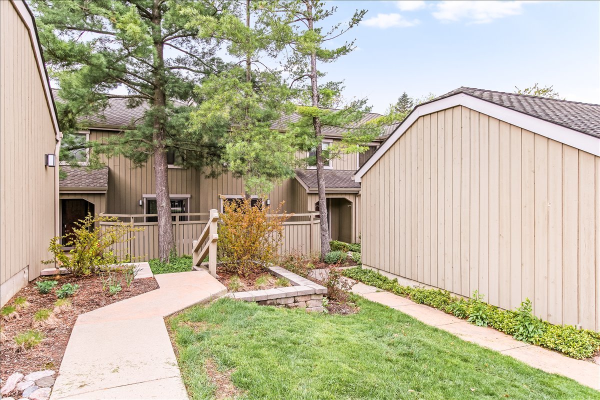 789 Oak Hill Road, Lake Barrington, IL