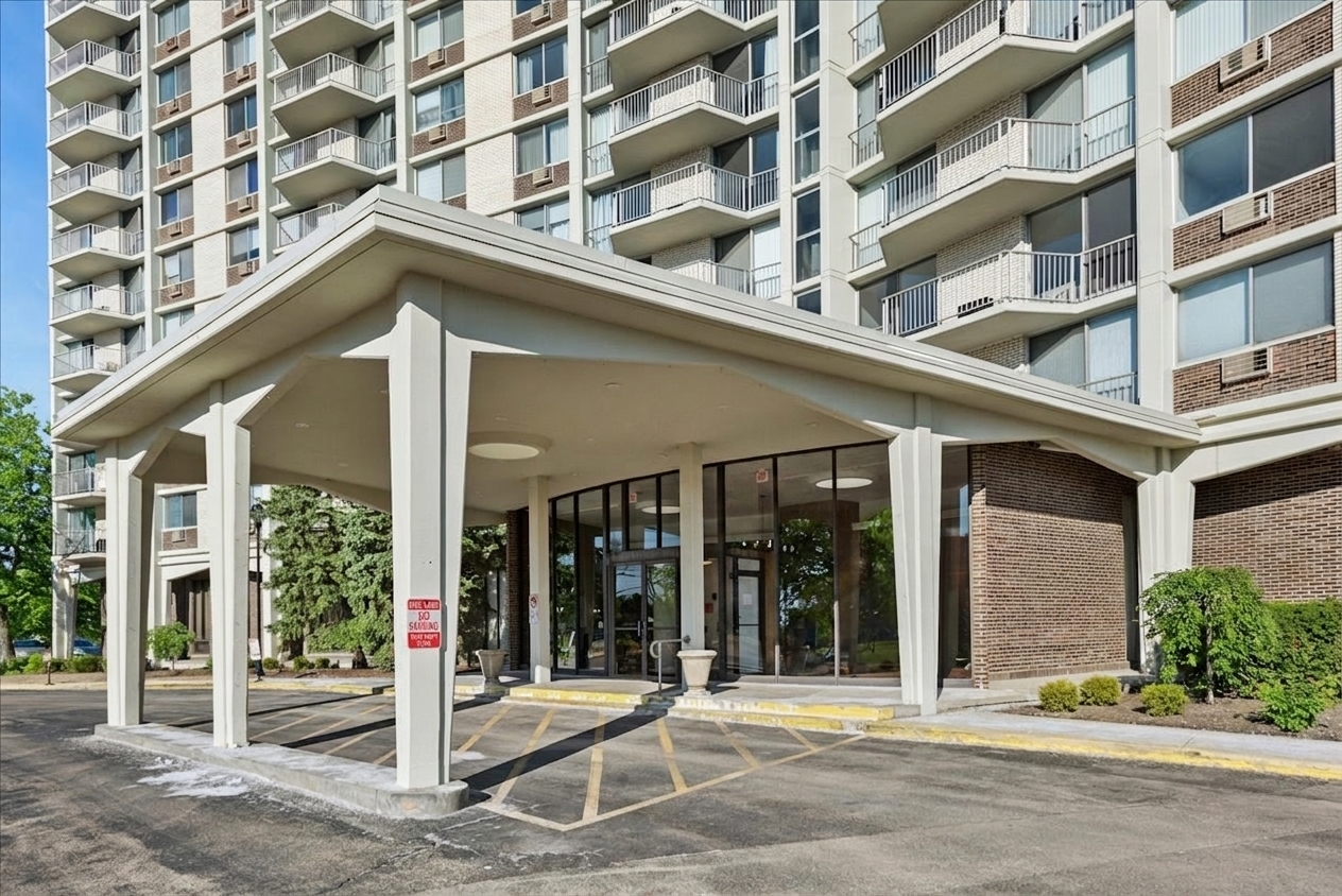 40 N Tower Road #8F, Oak Brook, IL