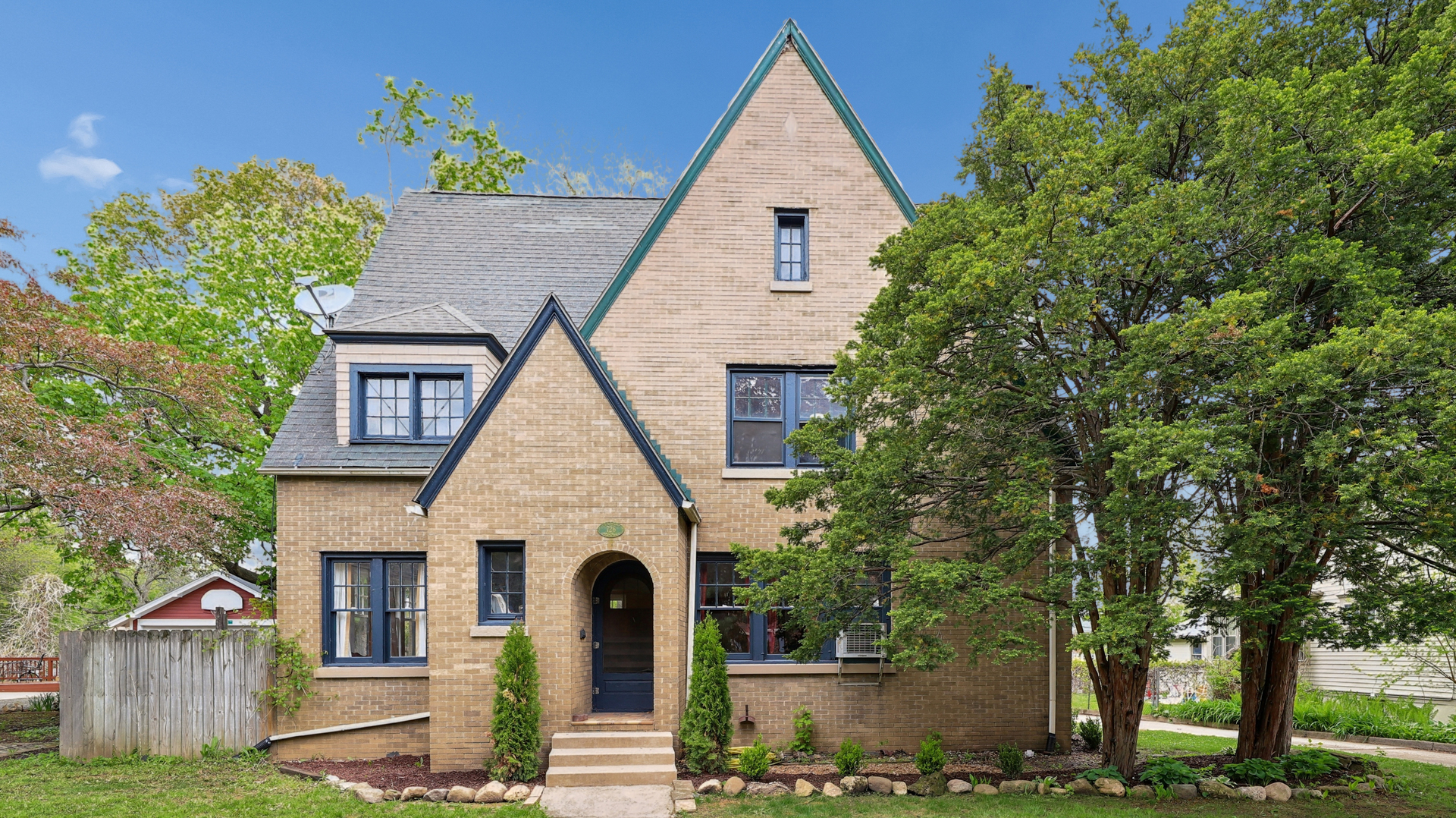 726 W Highland Avenue, Elgin, IL