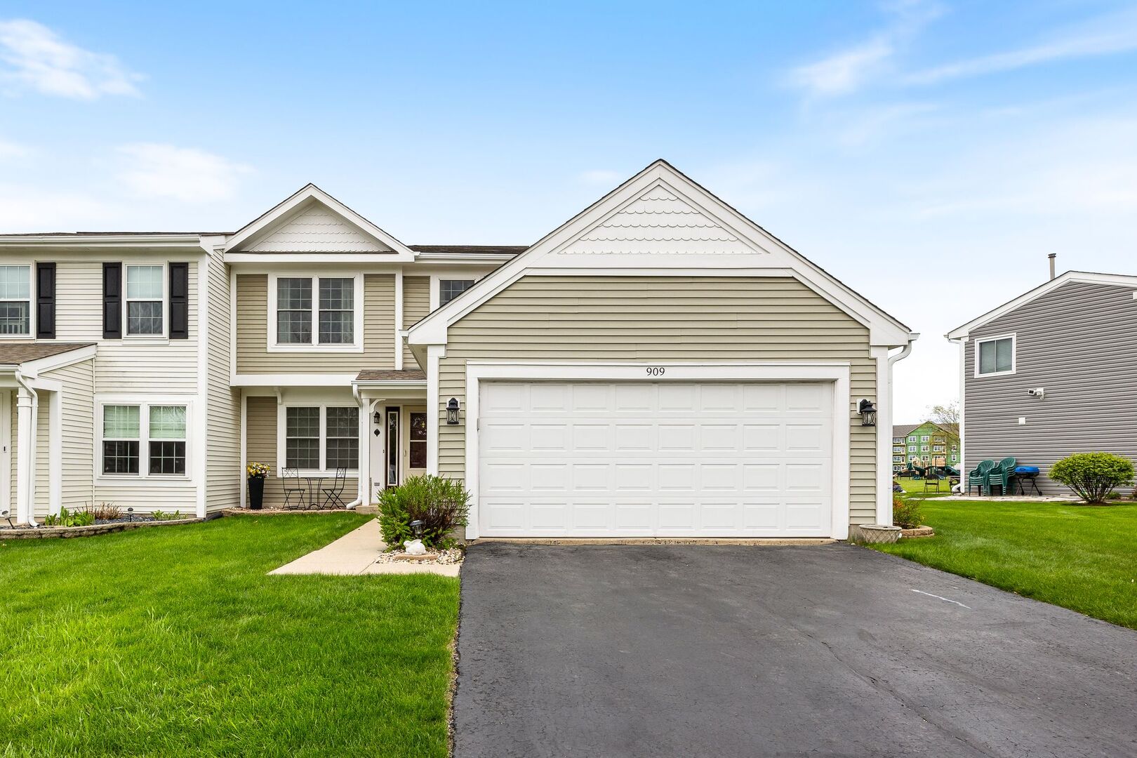 909 FOX CHASE DR Drive, Round Lake Beach, IL