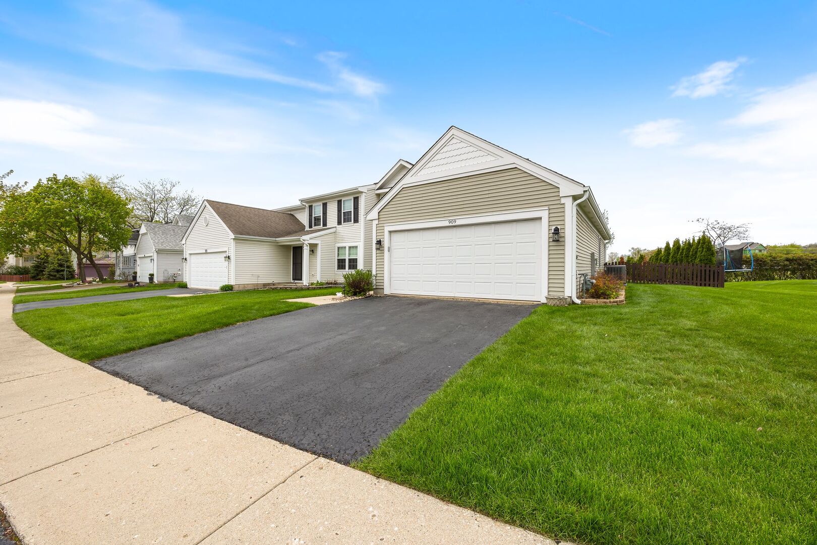 909 FOX CHASE DR Drive, Round Lake Beach, IL