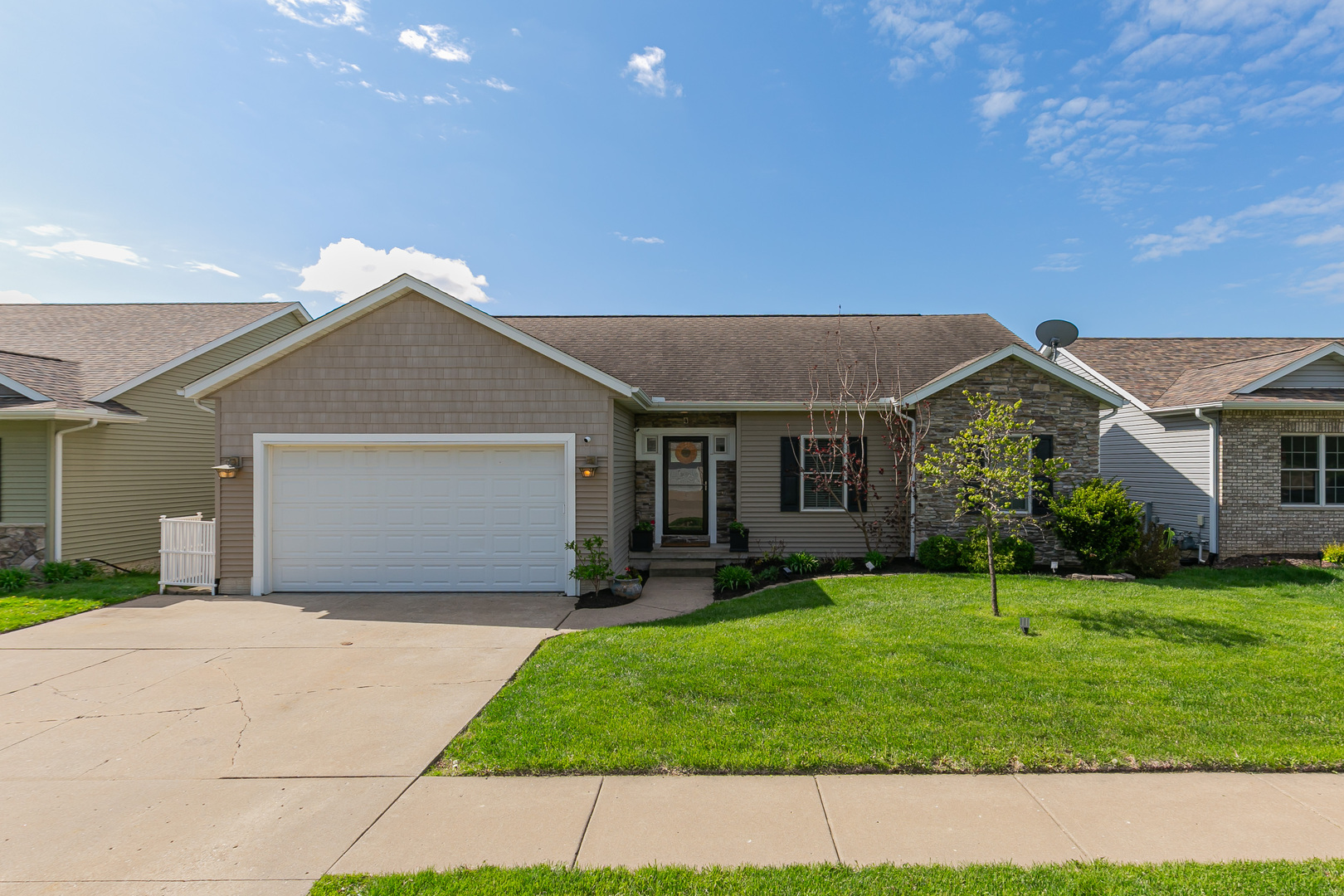 4 FRONTIER Court, Le Claire, IA