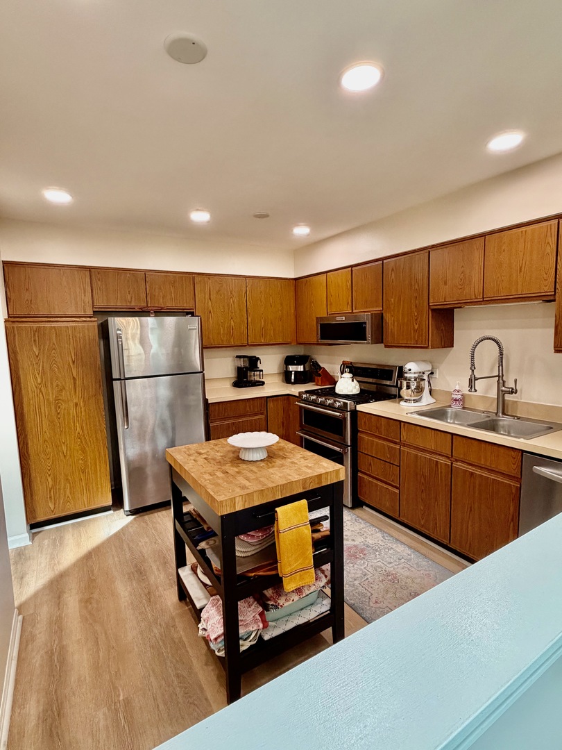 1353 Ridgefield Circle #1353, Carol Stream, IL