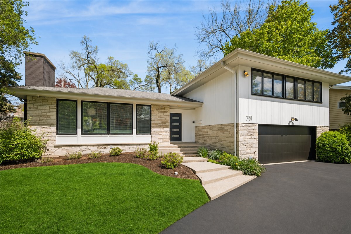 751 Woodridge Lane, Glencoe, IL
