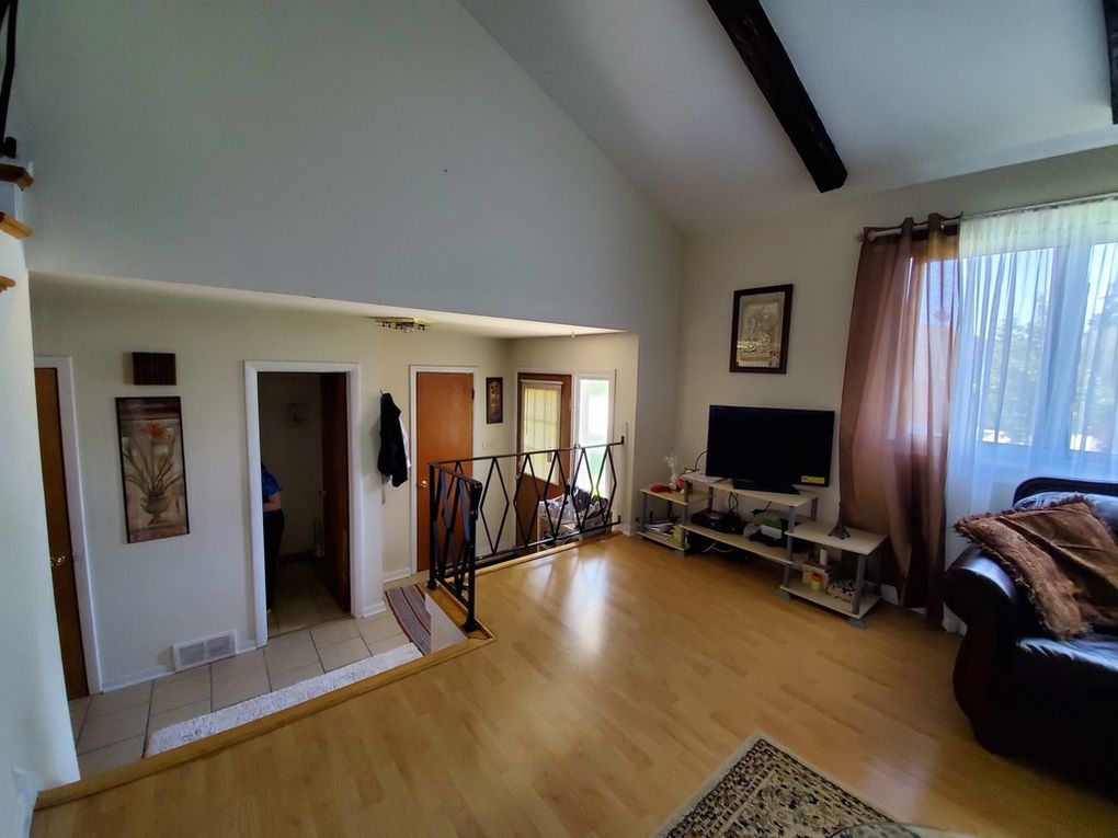 8052 W Lyons Street, Niles, IL