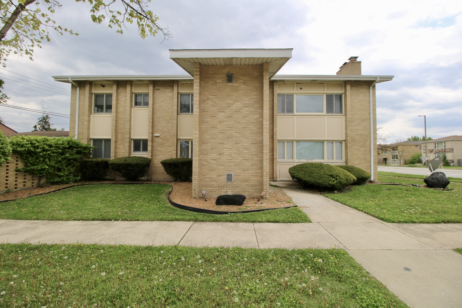 10357 Wight Street, Westchester, IL