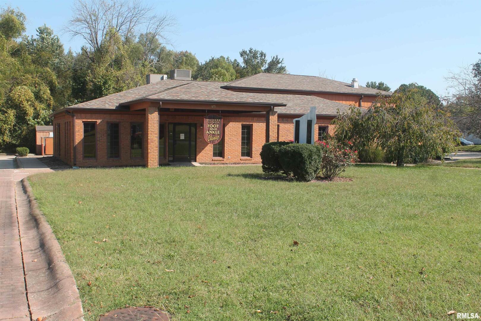 1235 CEDAR Court, Carbondale, IL