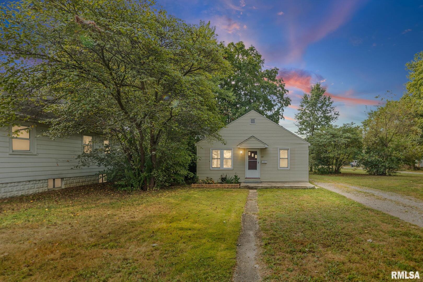 721 W WHITTAKER Street, Salem, IL