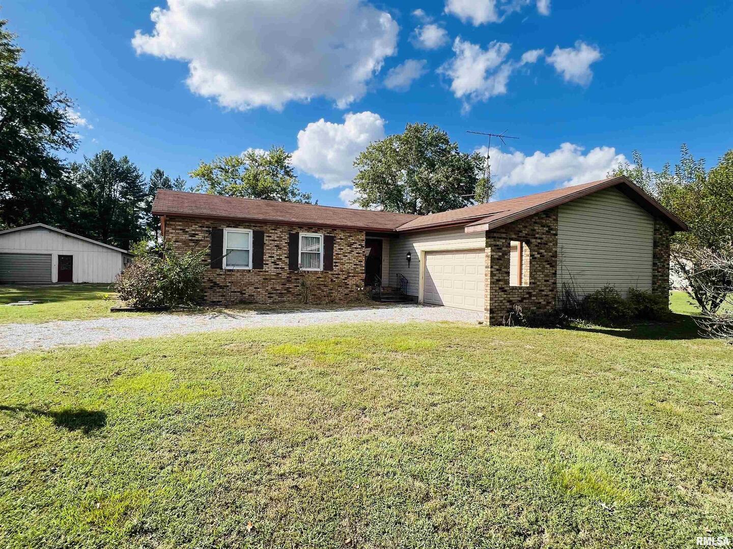 295 Country Acres Road, Eldorado, IL