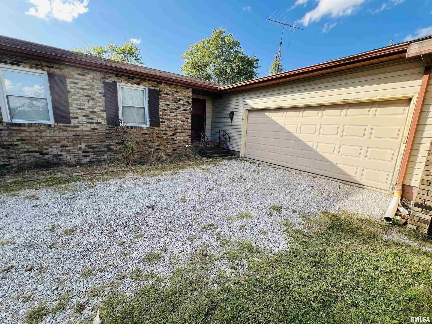 295 Country Acres Road, Eldorado, IL