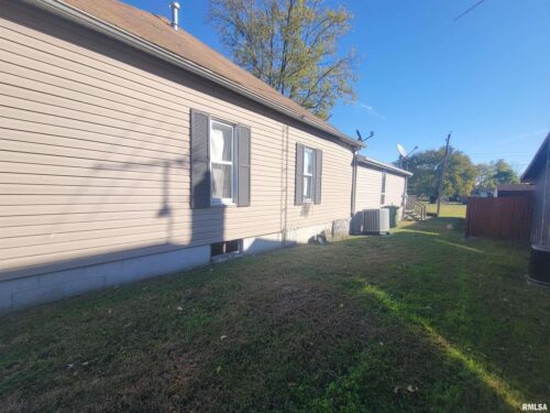 208 N WASHINGTON Street, Hurst, IL