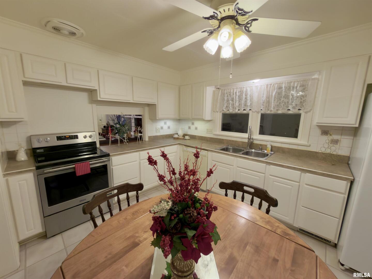 3831 E STATE Highway, Shumway, IL