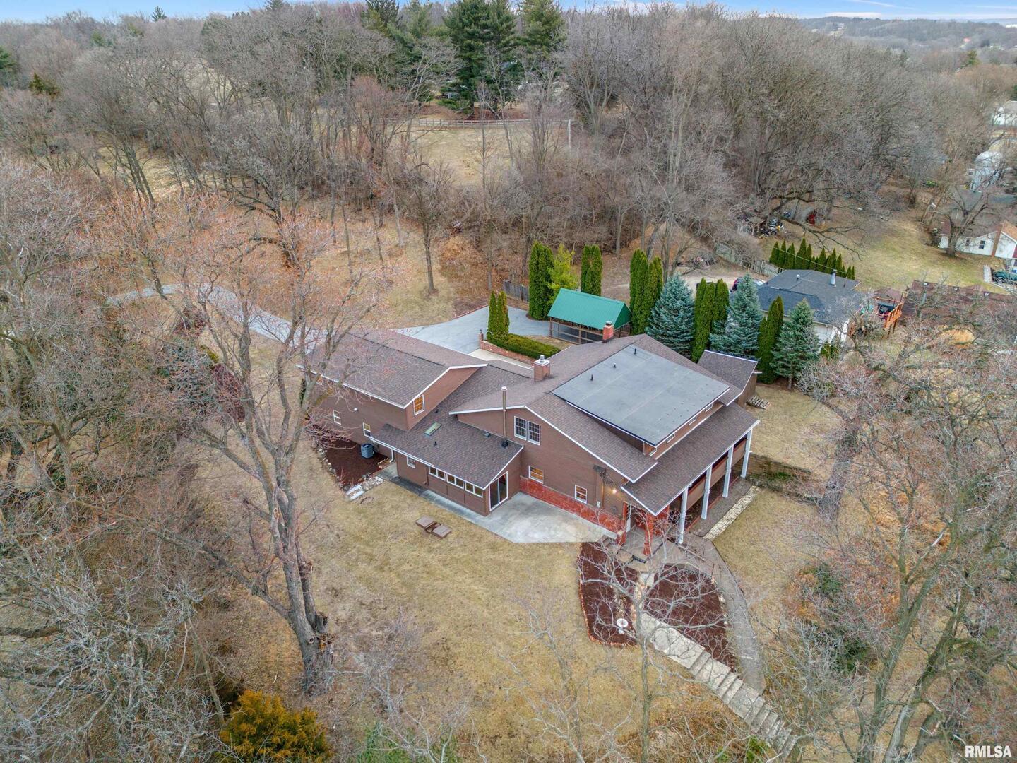 7216 VALLEY Drive, Bettendorf, IA