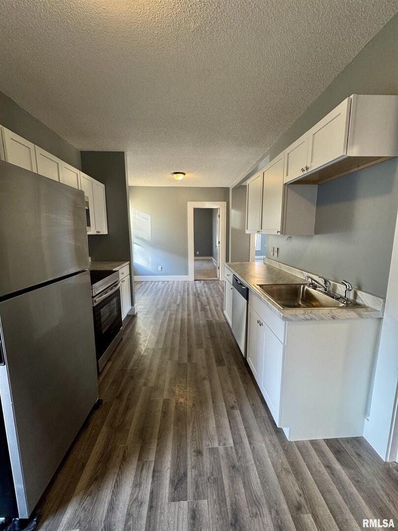 627 1/2 N DIVISION Street, Davenport, IA