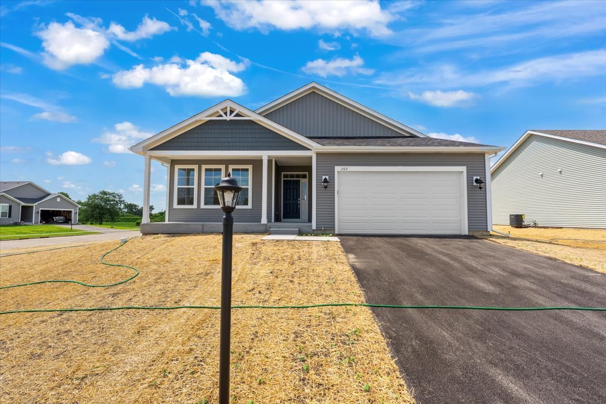 202 Cress Creek Trail, Poplar Grove, IL