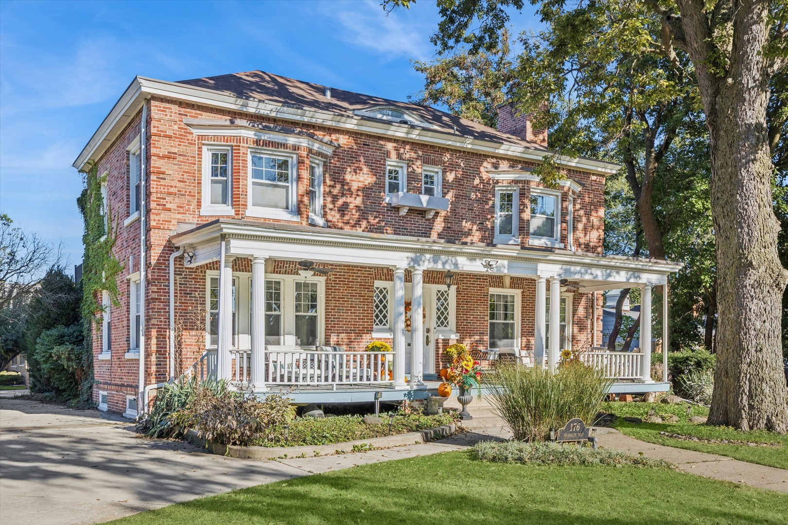176 Riverside Road, Riverside, IL