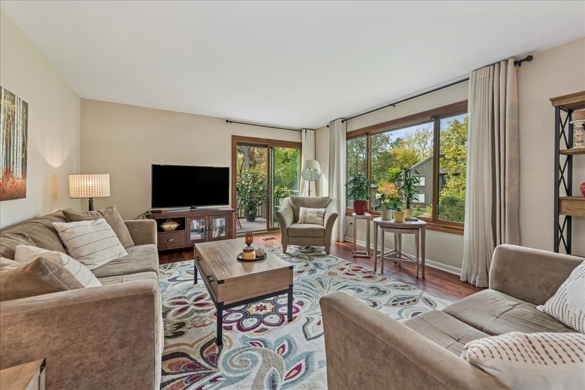 450 Woodview Road, Lake Barrington, IL