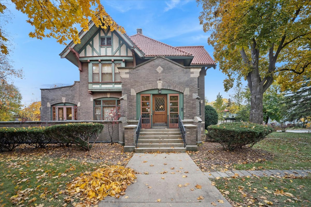 305 Oregon Avenue, West Dundee, IL