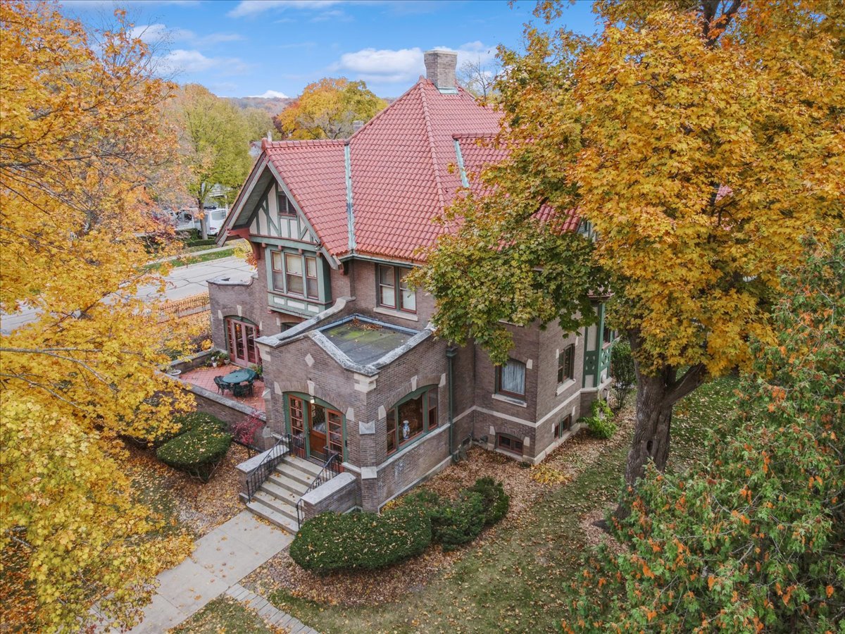 305 Oregon Avenue, West Dundee, IL