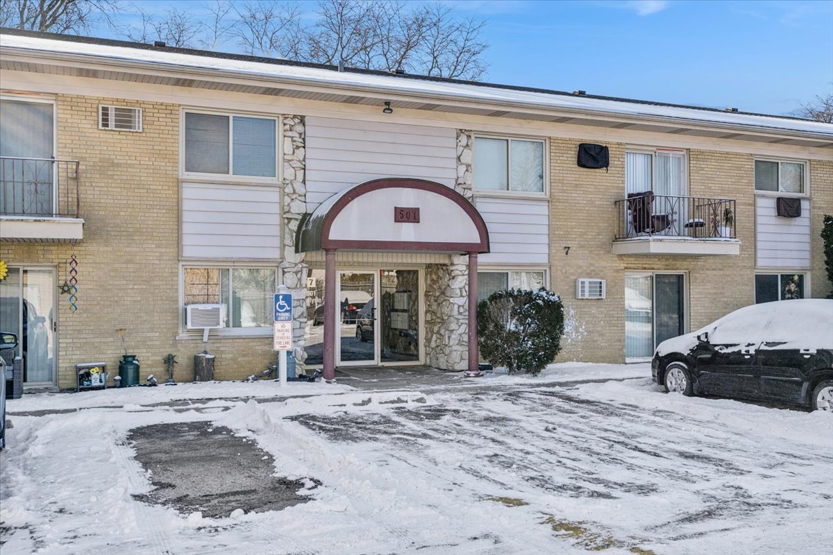 501 Carlysle Drive #7, Clarendon Hills, IL