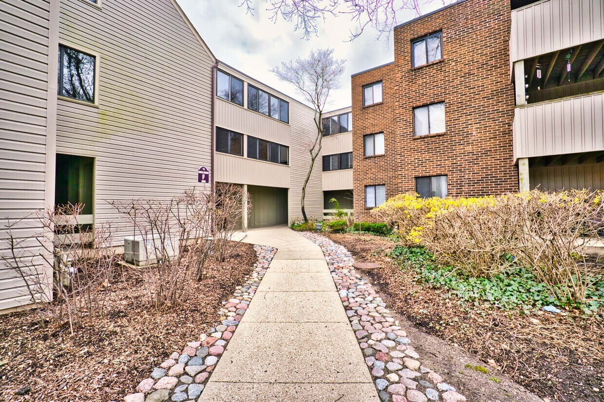 1840 W Highland Avenue #E204, Elgin, IL