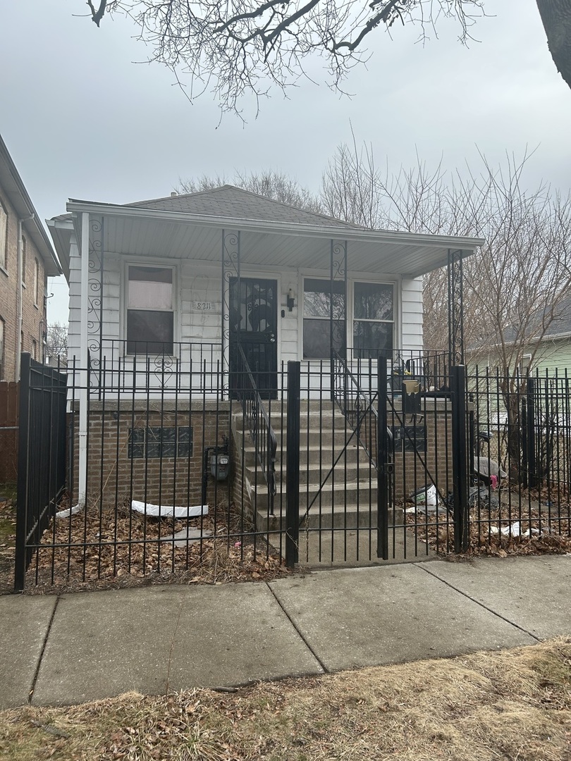8211 S Saginaw Avenue, Chicago, IL