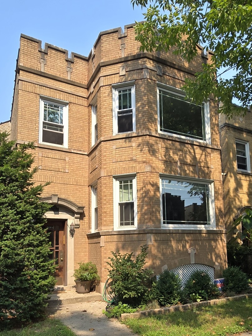 5910 N Campbell Avenue, Chicago, IL