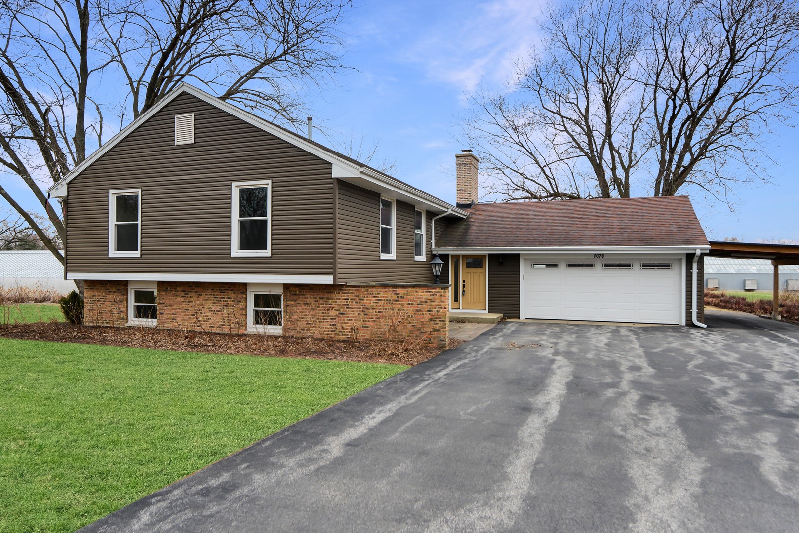 1070 CENTER Drive, South Elgin, IL
