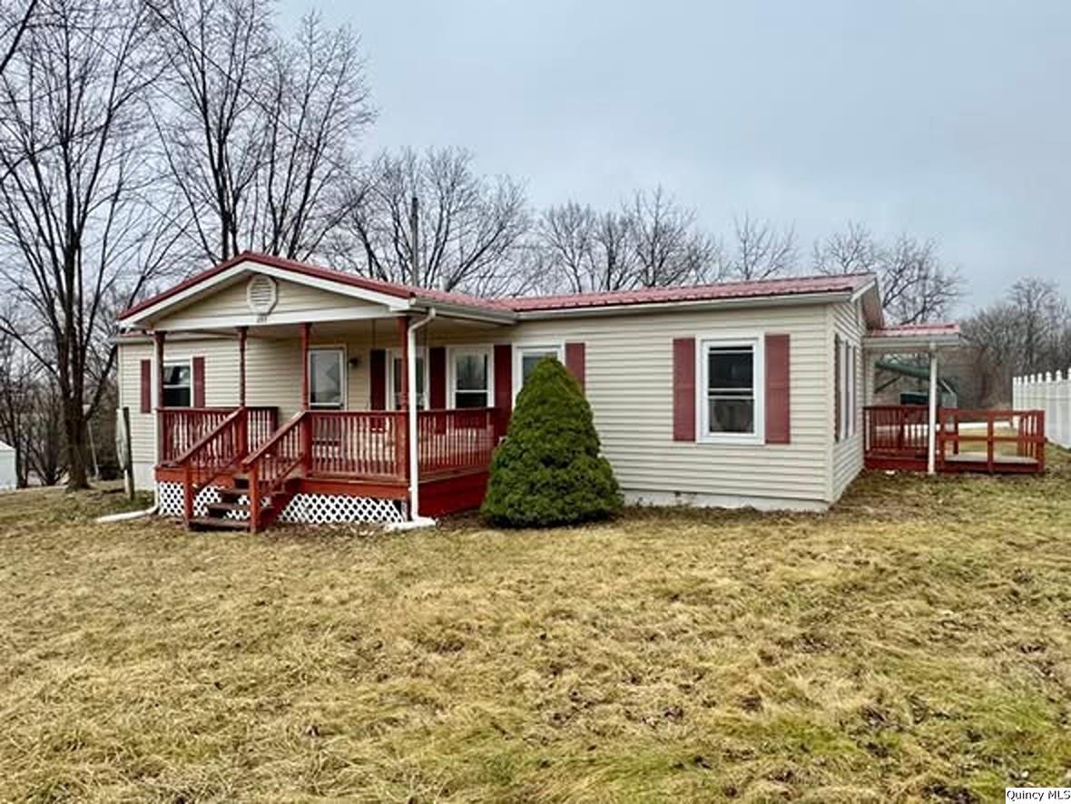 355 Bainbridge Street, Barry, IL