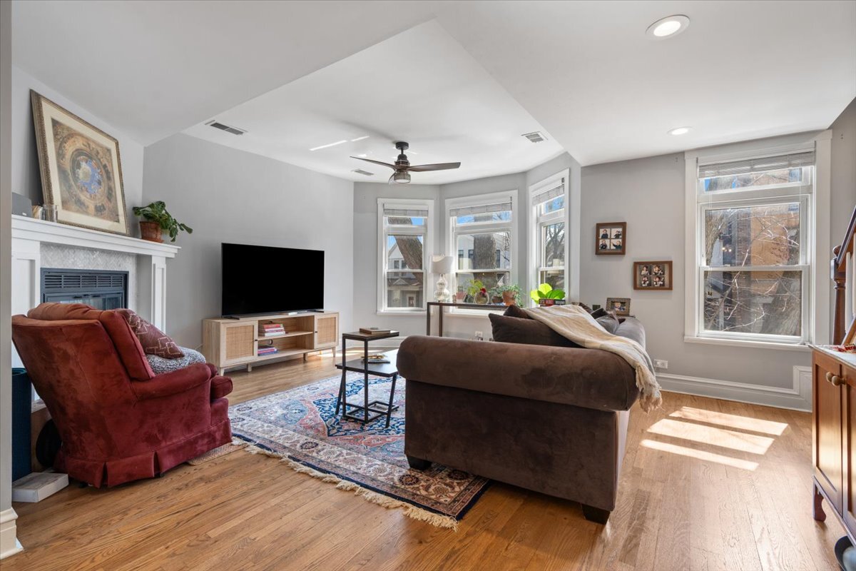 2156 W BELLE PLAINE Avenue, Chicago, IL