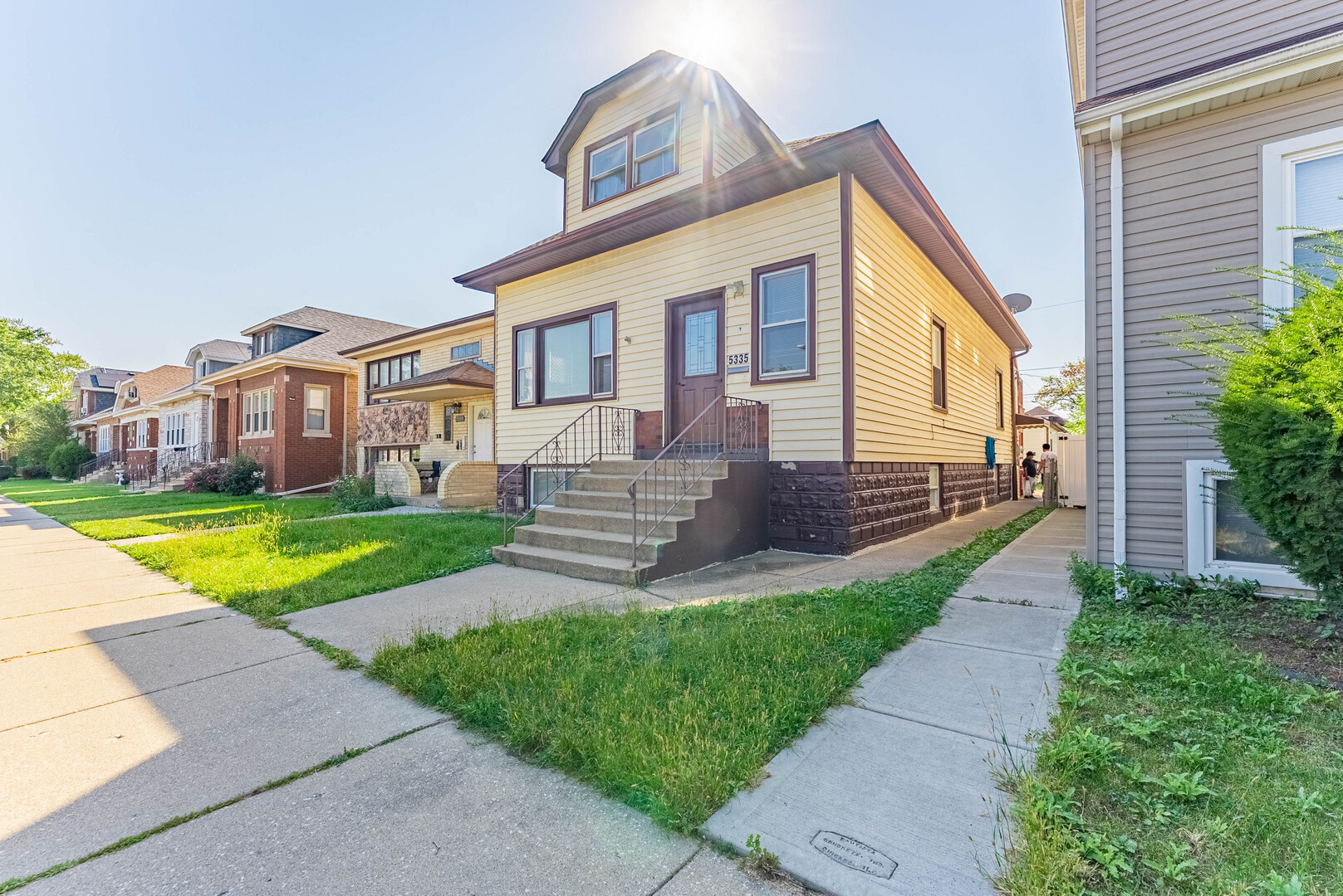 5335 W Barry Avenue, Chicago, IL