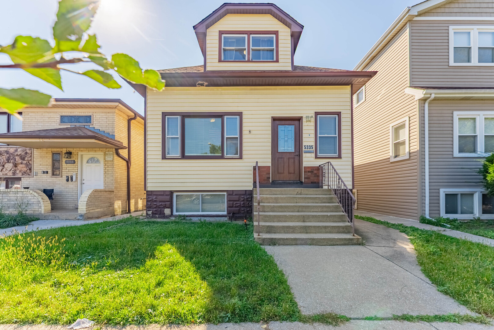 5335 W Barry Avenue, Chicago, IL