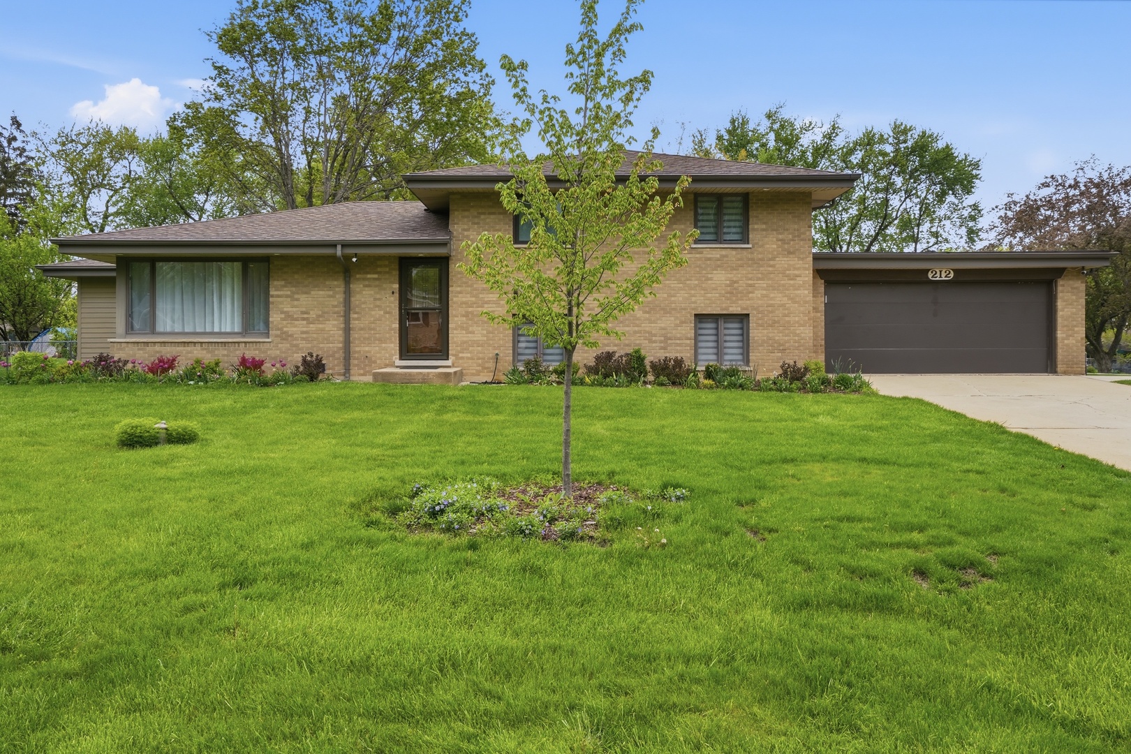 212 E Monterey Avenue, Schaumburg, IL