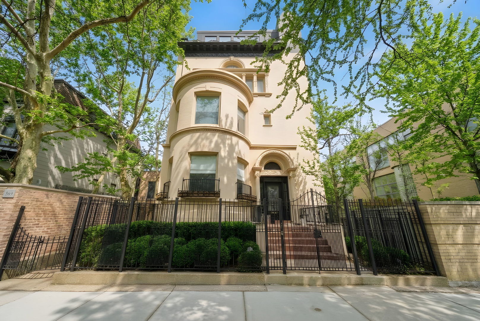 1352 N La Salle Drive, Chicago, IL