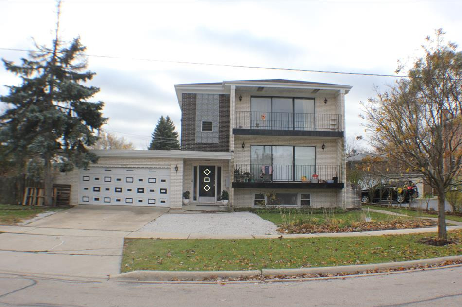 16W611 56th Street #1, Clarendon Hills, IL