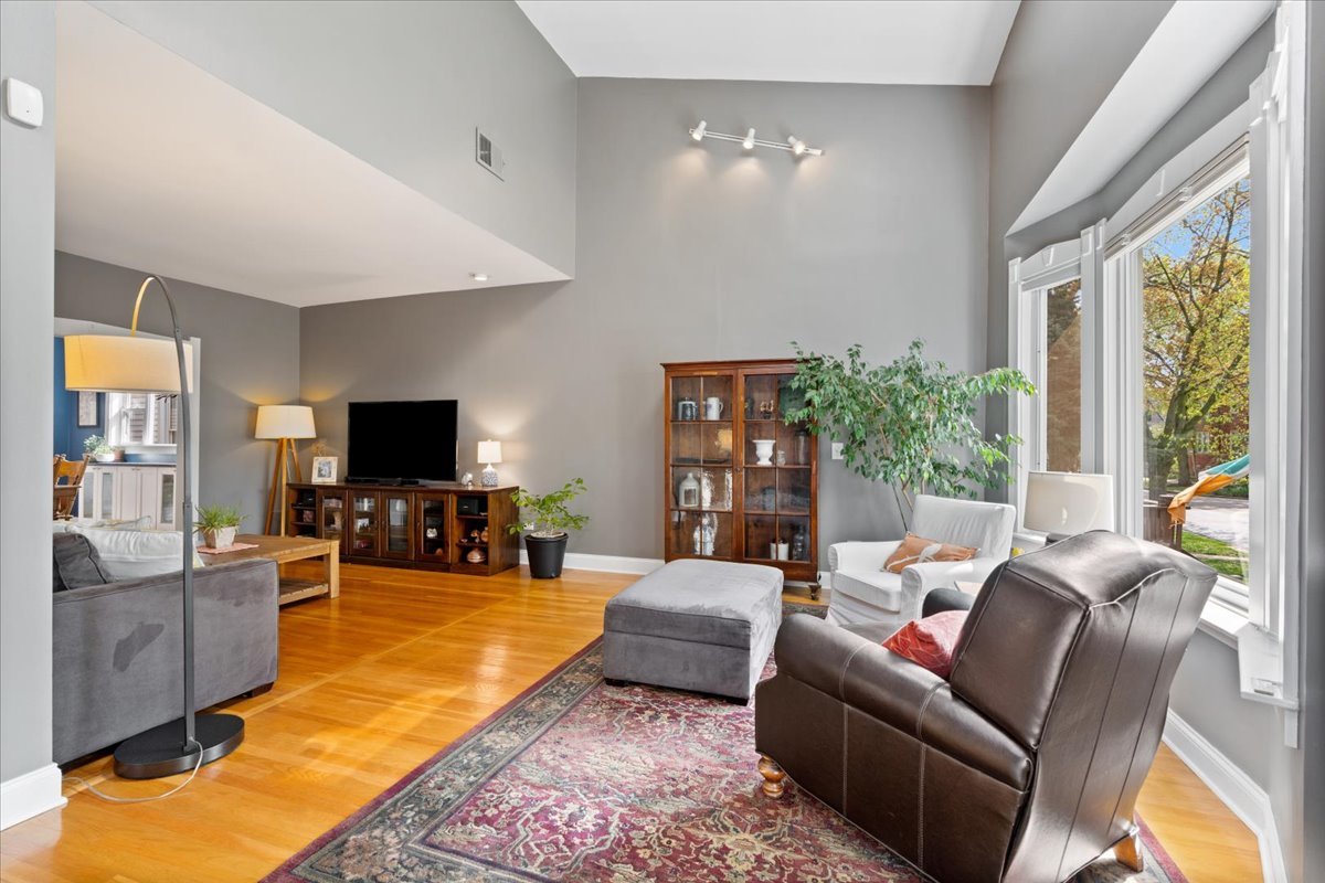 1750 W Olive Avenue, Chicago, IL