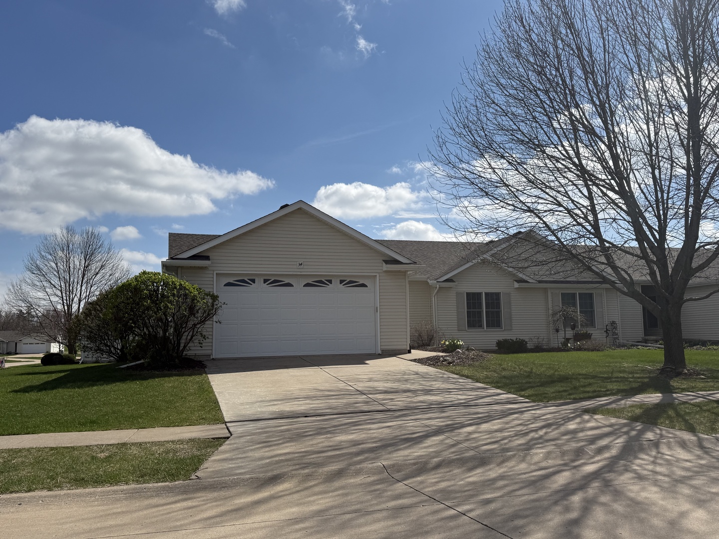 34 Madison Circle, Davenport, IA
