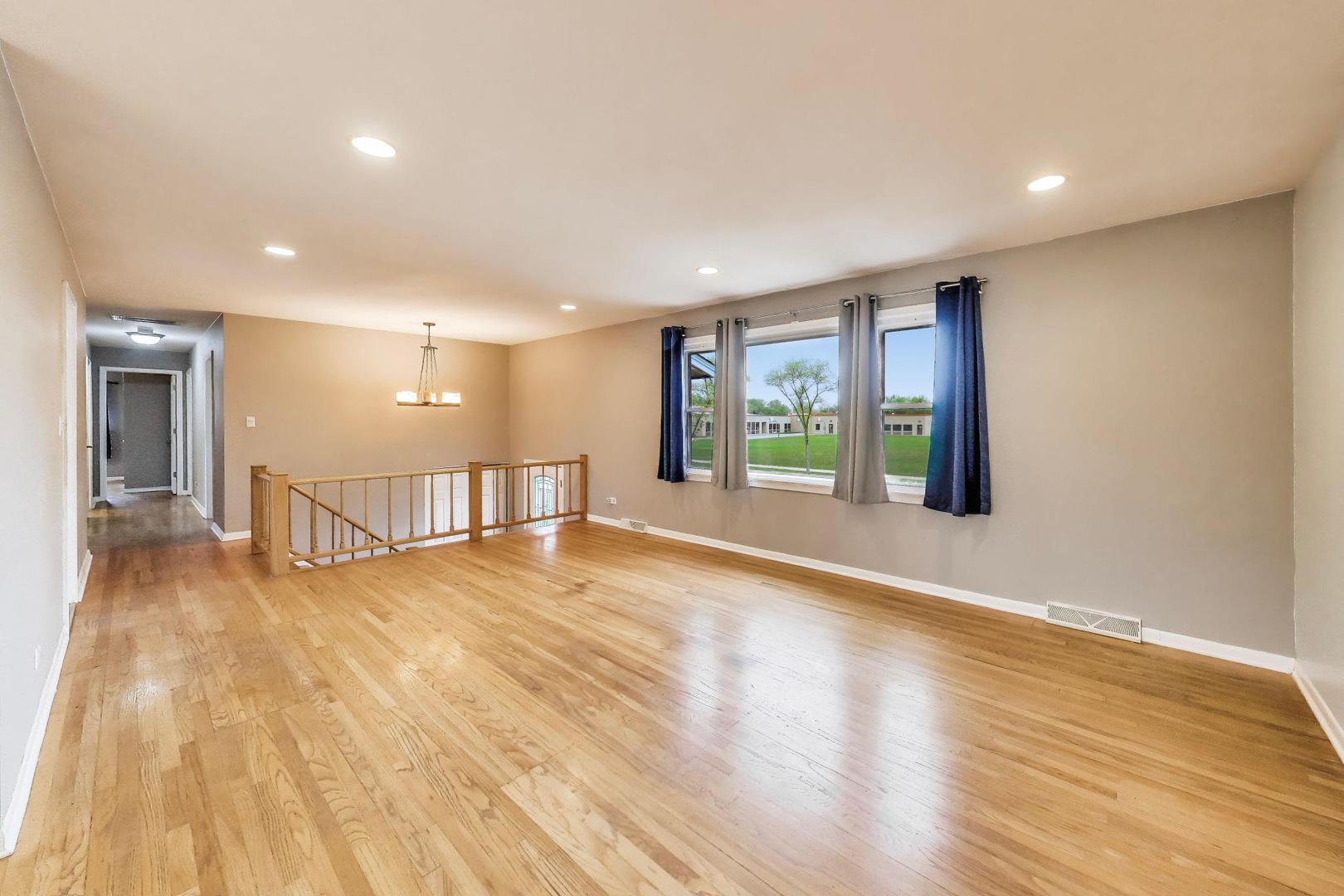 1061 E Sayles Drive, Palatine, IL