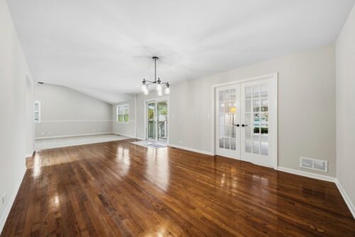 1562 White Trail, Elk Grove Village, IL