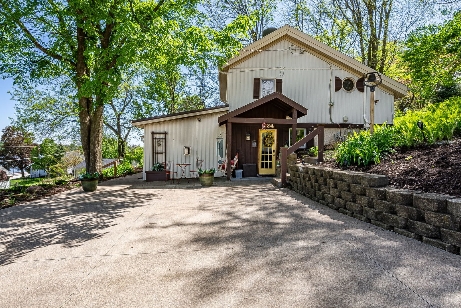 124 Oak Street, Le Claire, IA