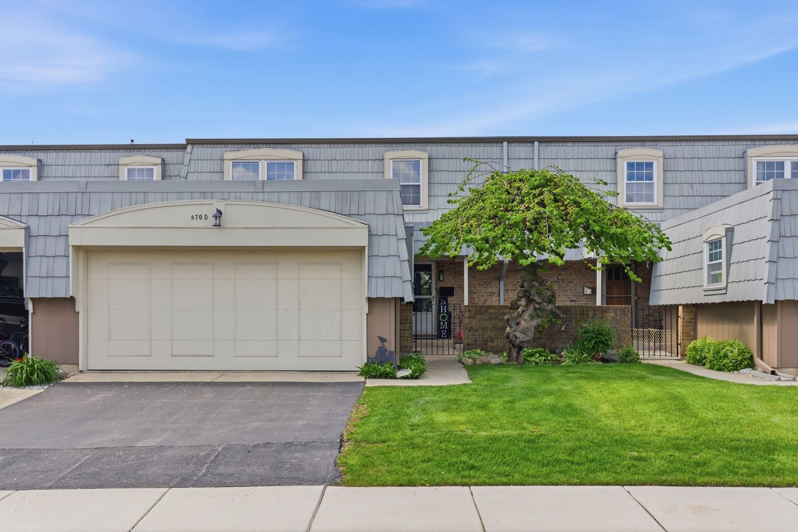 670 Versailles Circle #D, Elk Grove Village, IL