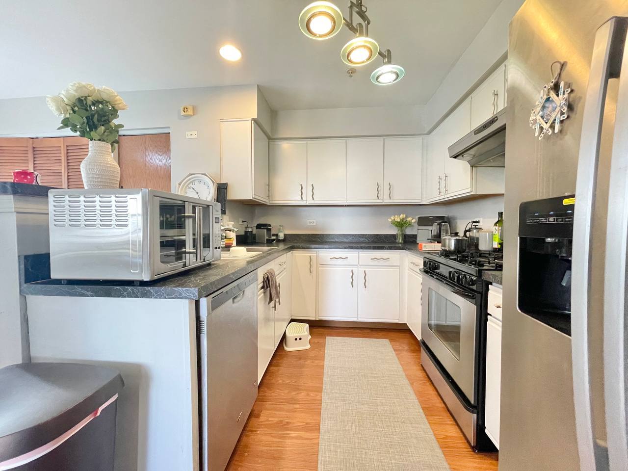 2565 Dickens Court, Aurora, IL