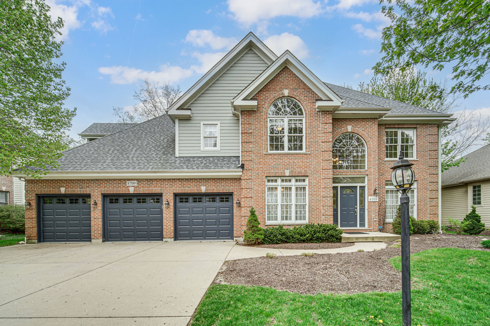 8709 Shade Tree Circle, Lakewood, IL