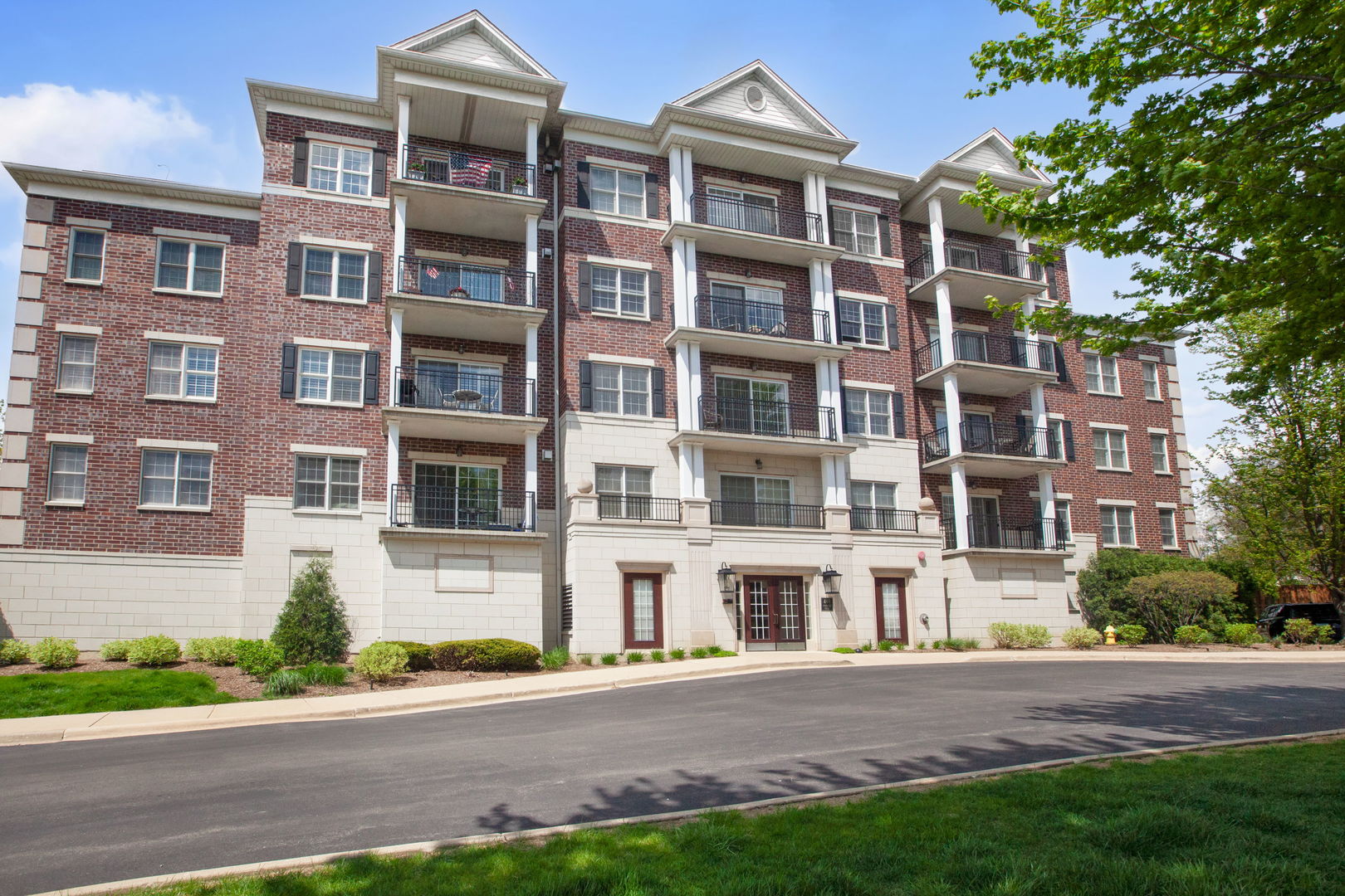 446 McDaniels Circle #302, Clarendon Hills, IL
