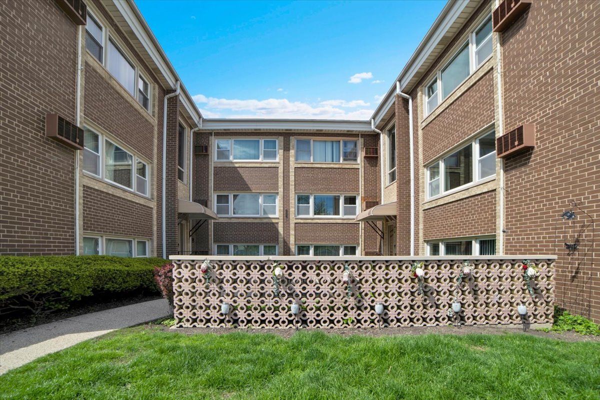 2257 Des Plaines Avenue #1NE, North Riverside, IL
