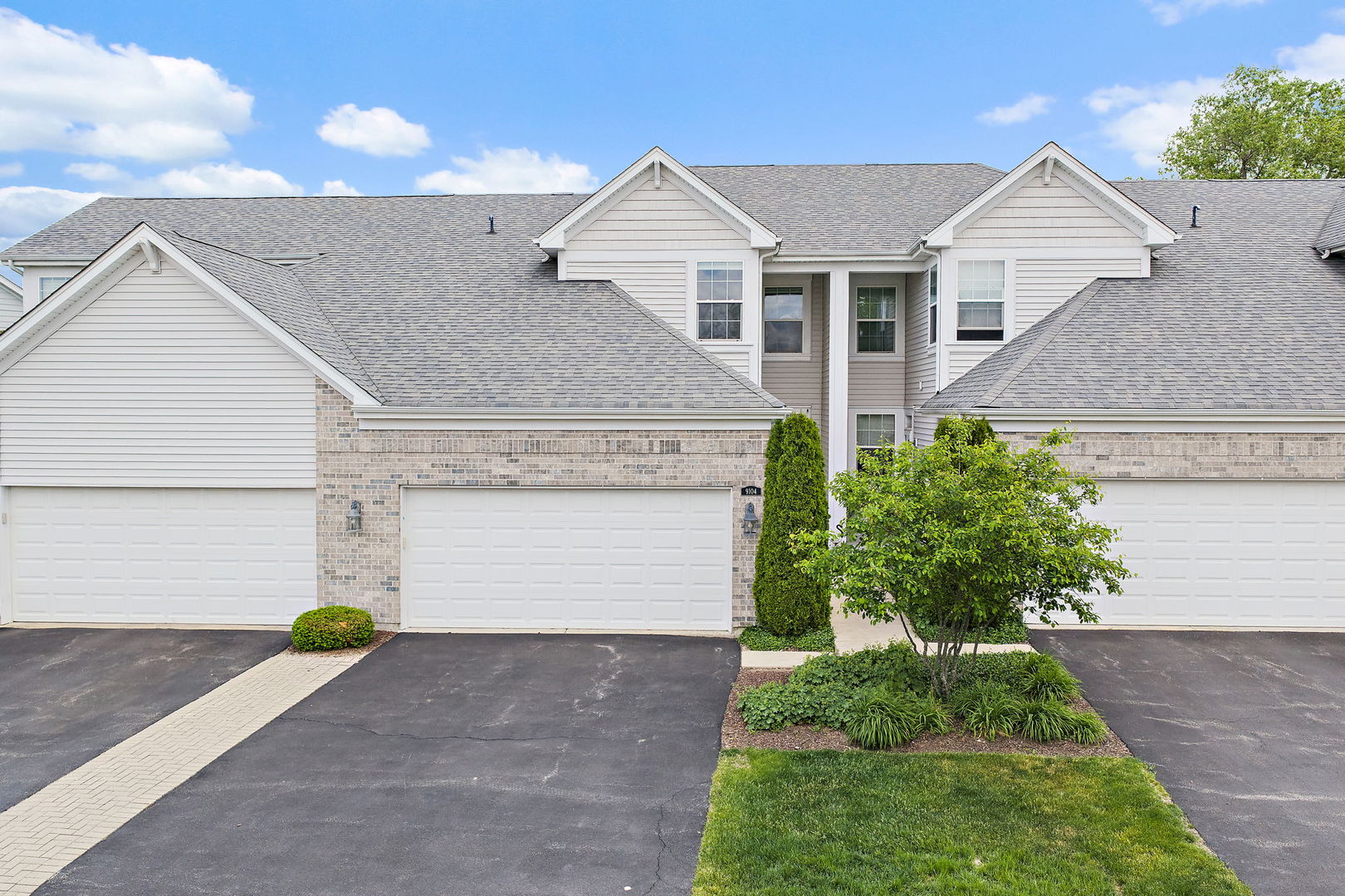 9104 FALCON GREENS Drive, Lakewood, IL