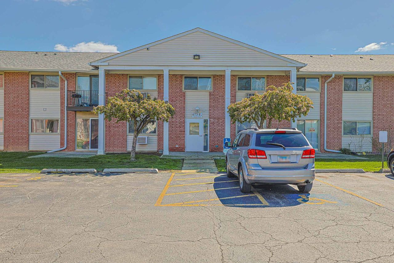 673 E Fullerton Avenue #105, Glendale Heights, IL