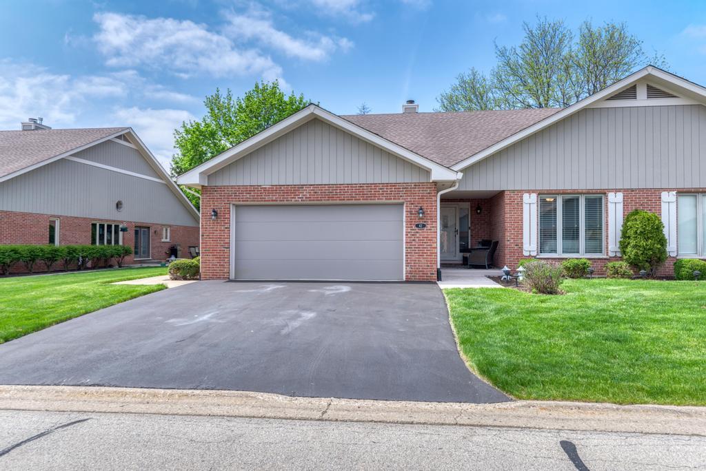 42 Royal Lane, Bloomingdale, IL