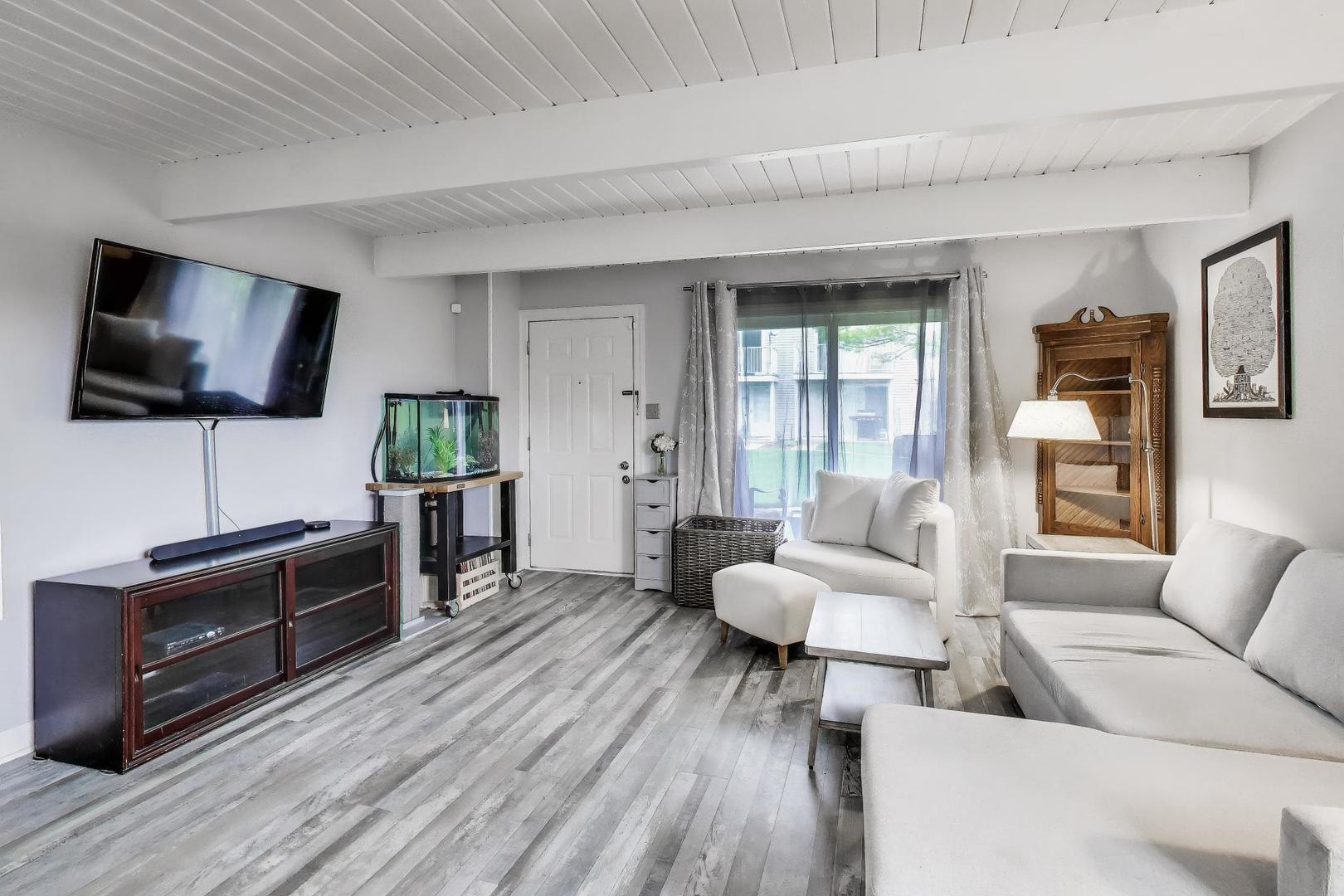 391 Meadow Green Lane, Round Lake Beach, IL