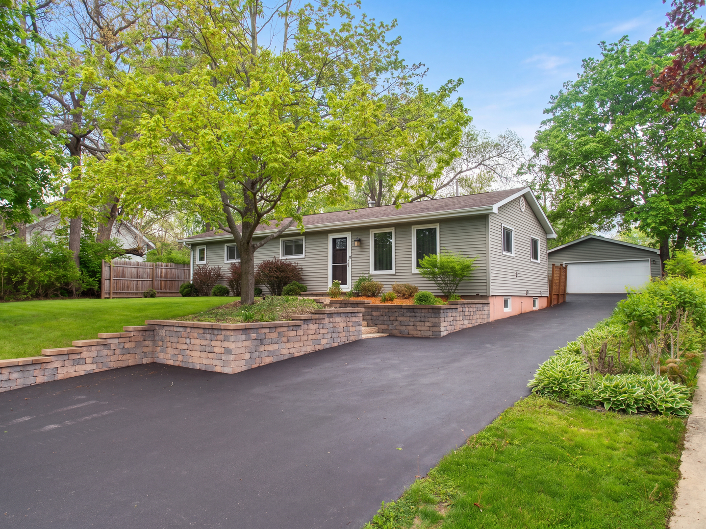 6N051 Oakwood Drive, St. Charles, IL